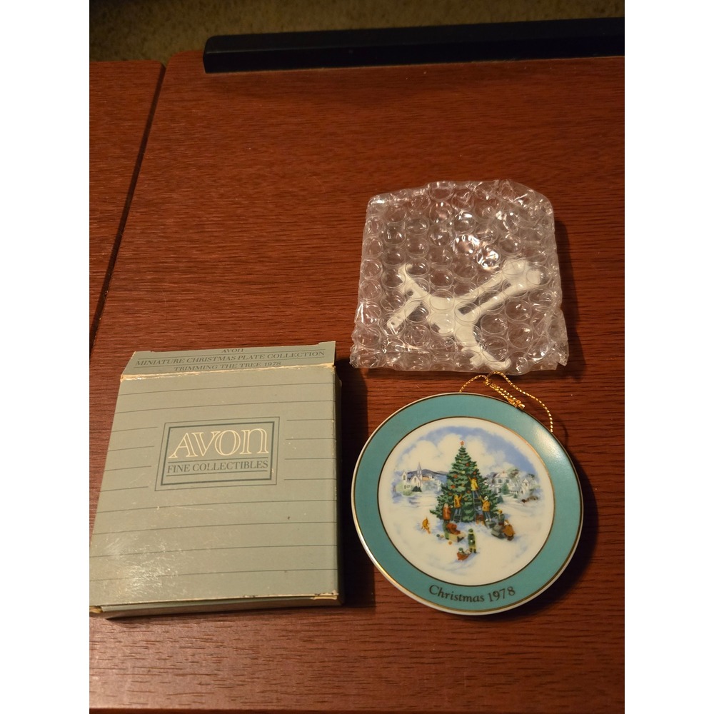 Avon 1978 Miniature Christmas Plate Trimming The Tree Ornament with Box Stand